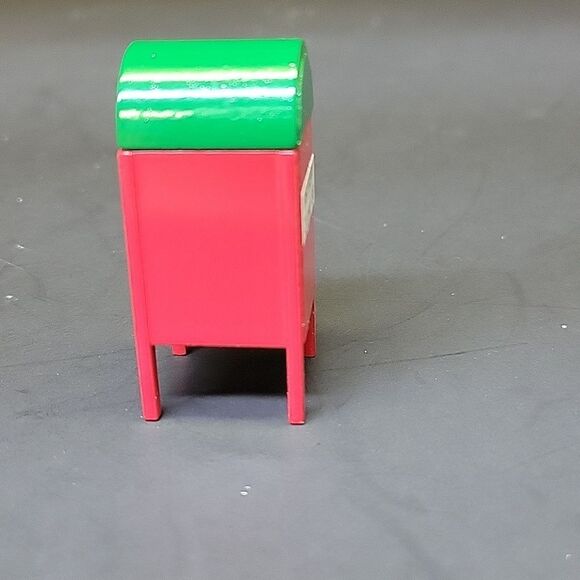 Dept 56 Villager Sisal Hedge Set(2) Mail Box And Mailman - Picture 9 of 10